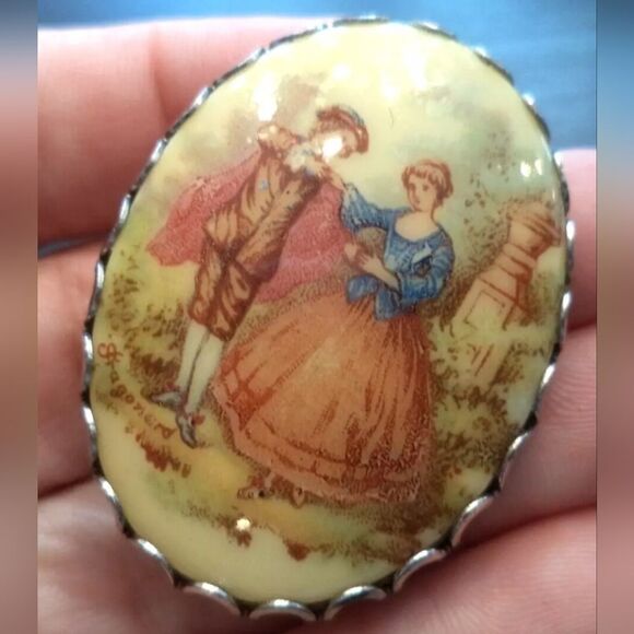 VINTAGE VICTORIAN SCENE CAMEO 1 5/8" BROOCH - Picture 1 of 2